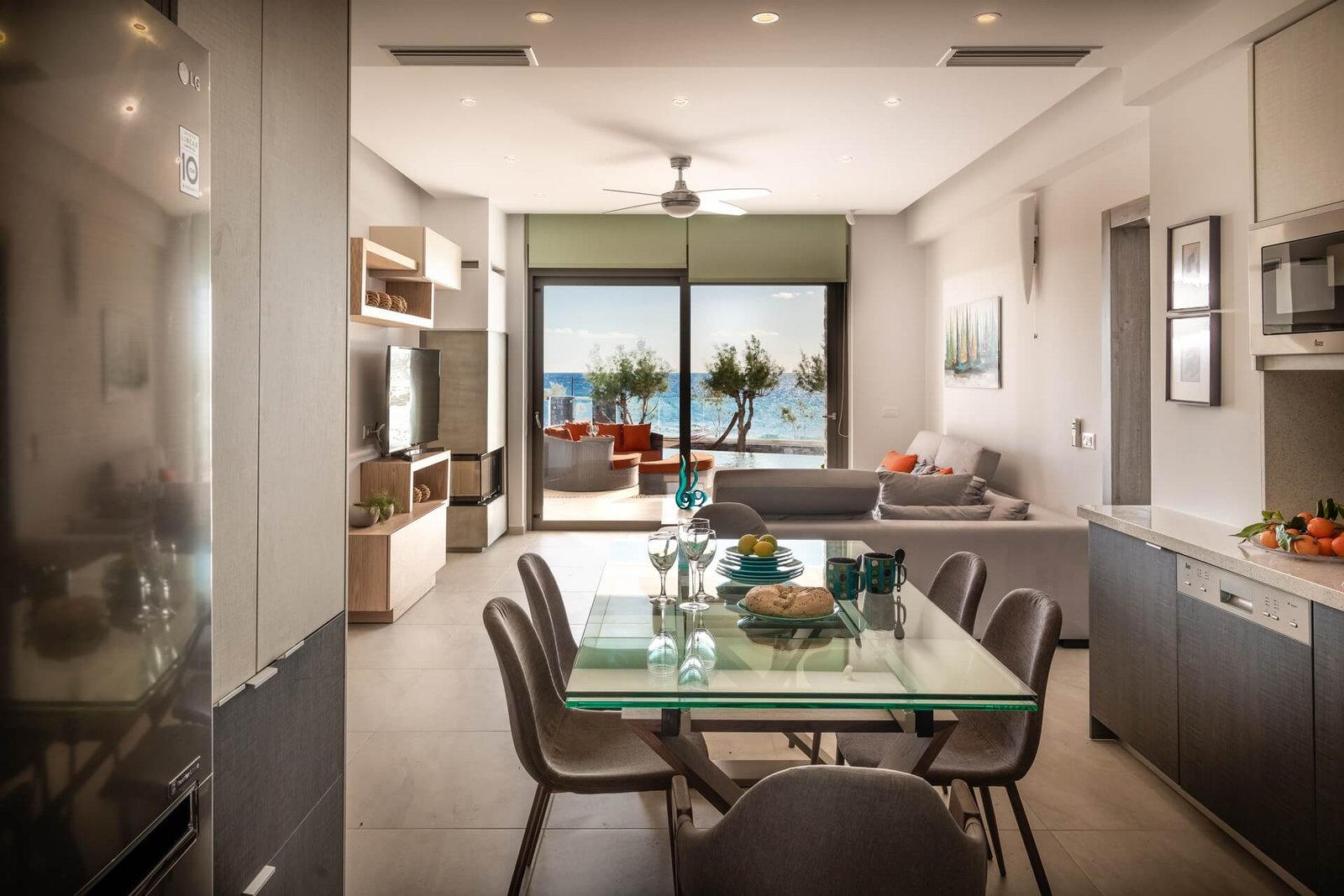 vid_5c1179f5598e9_big